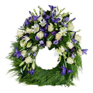 Krans av vita och lila blommor med gröna blad arrangerade i en cirkel.