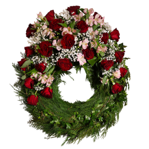 En blomsterkrans dekorerad med röda rosor, vita och rosa blommor samt gröna blad.