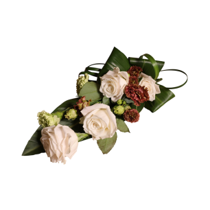 Vit och röd bukett med rosor och gröna blad.