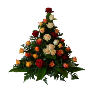 En blomsterarrangemang i pyramidform med röda, orange och vita rosor omgivna av gröna blad.